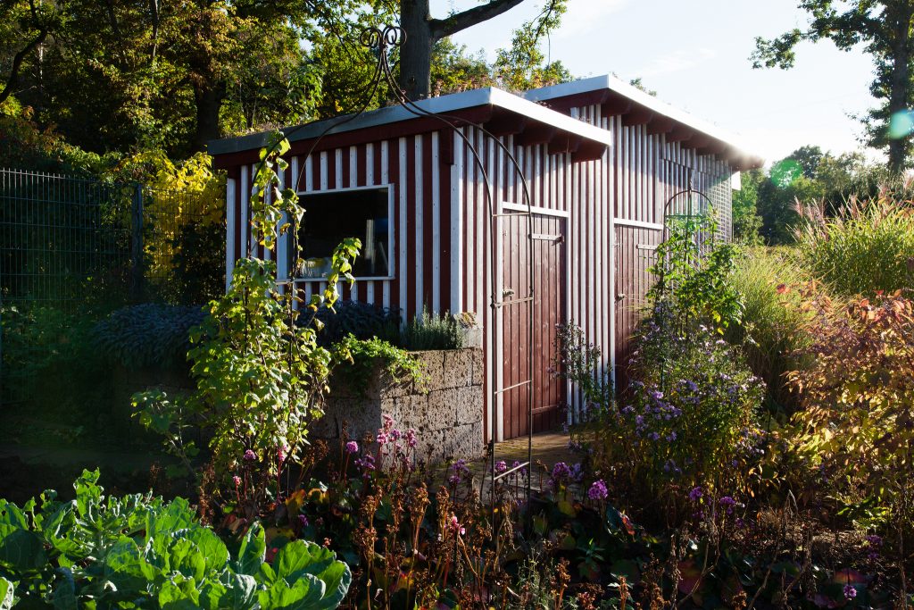 Hubert Langhirts selbstgebautes Gartenhaus mit Hochbeet