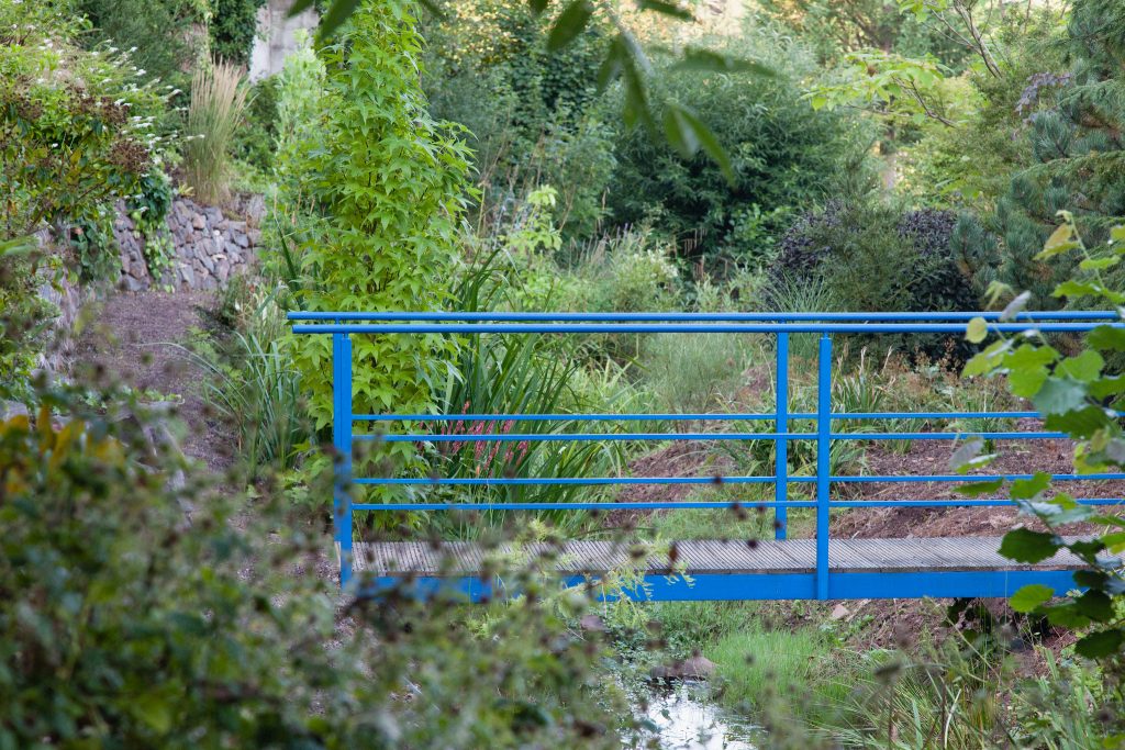 Der Garten an der blauen Brücke